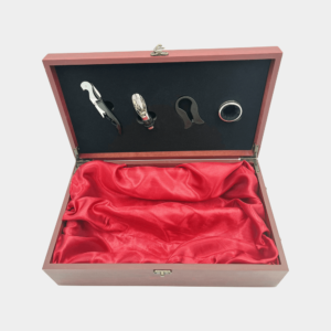 Cadouri Barbati - suport cutie vin cu 4 accesorii pentru doua sticla vin rosie din lemn