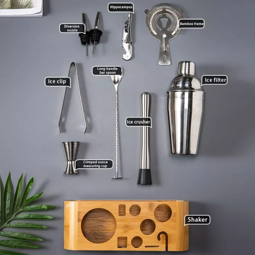 set coctail cu 1 x shaker de cocktail 1 x Pahar dublu/masurator 1 x lingura de amestecare 1 x spargator de gheata 1 x strecuratoare 1 x cleste pentru gheata 1 x tirbuson pentru chelner 2 x guri de turnare 1 x suport de depozitare din lemn - cadouri barbati